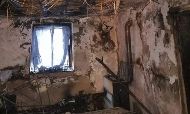 Egyedül neveli fogyatékkal élő fiát, most leégett a háza a tiszaszentmiklósi édesanyának