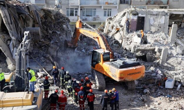 Az EU több mint 1180 kutató-mentő szakembert küld Törökországba