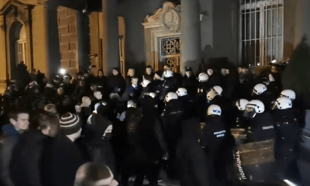 Ledöntötték az elnöki hivatal melletti kordont a szélsőjobboldali tüntetők