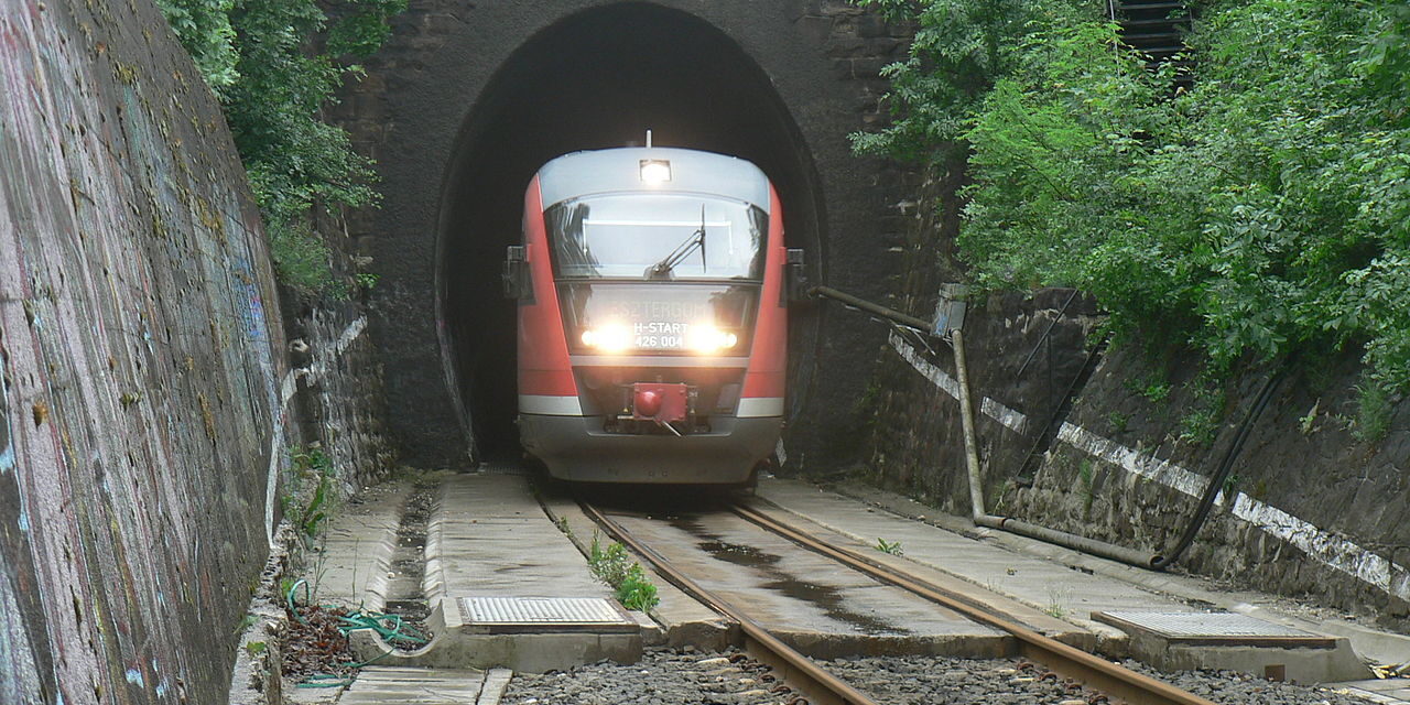 Embert gázolt a vonat