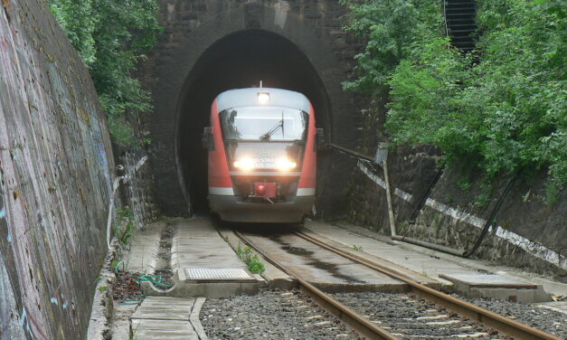 Kövekkel dobálták meg a vonatot