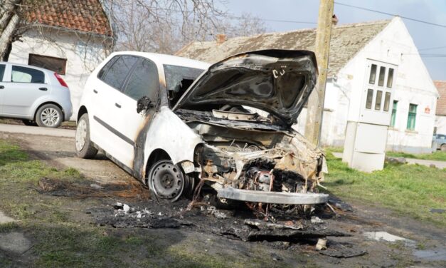 Eleméren felgyújtották a Szabadság és Igazságosság Párt tagjának autóját