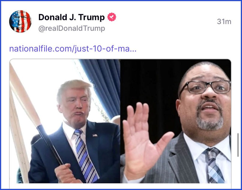 Trump saját közösségi hálójára rakta fel ezt a montázsképet, amelyen a New York-i ügyész „felé" lendít egy baseball-ütőt (Képernyőfotó)