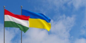 Magyar és ukrán lobogó árbocon (Fotó: Shutterstock)