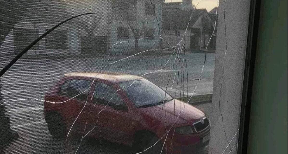 Betörték a Szabadság és Igazságosság Párt inđijai irodájának ablakait