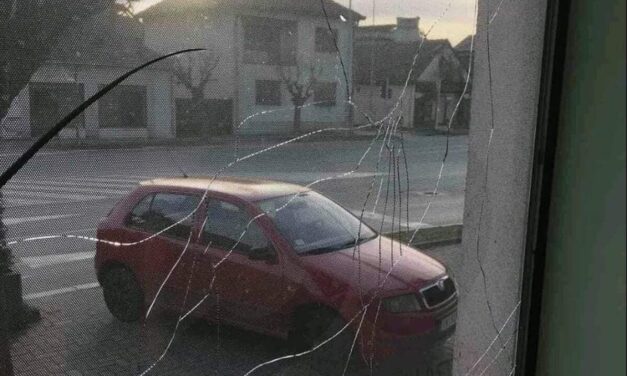 Betörték a Szabadság és Igazságosság Párt inđijai irodájának ablakait