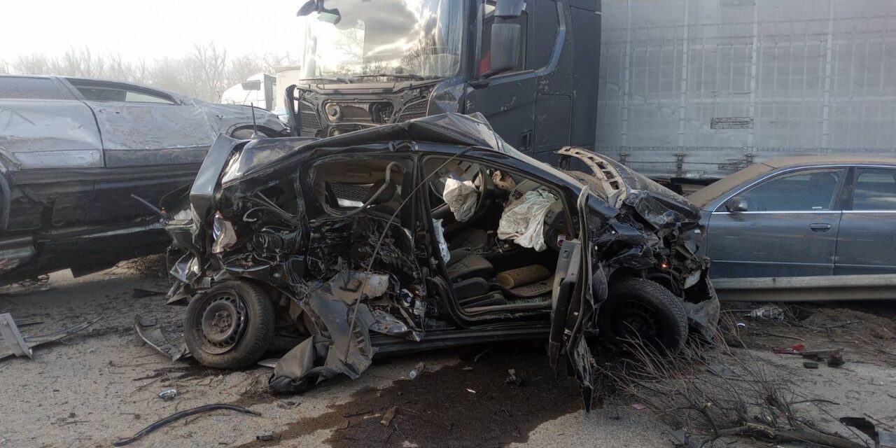 PORVIHAR: Öt kamion és 37 autó ütközött, mindkét irányban lezárták az M1-es autópályát