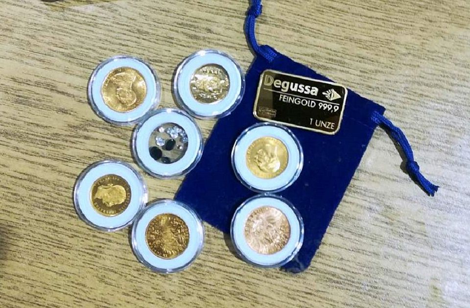 Aranyat és gyémántokat próbált meg az országból kicsempészni egy nyugdíjas