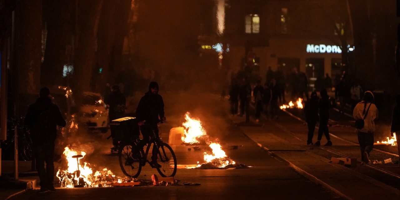 Franciaországban incidensekkel teli tiltakozások törtek ki a kormány elleni bizalmatlansági indítványok elbukása után