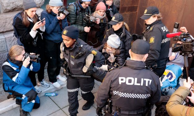 Kétszer is elvitték a rendőrök a norvég minisztériumok előtt tüntető Greta Thunberget