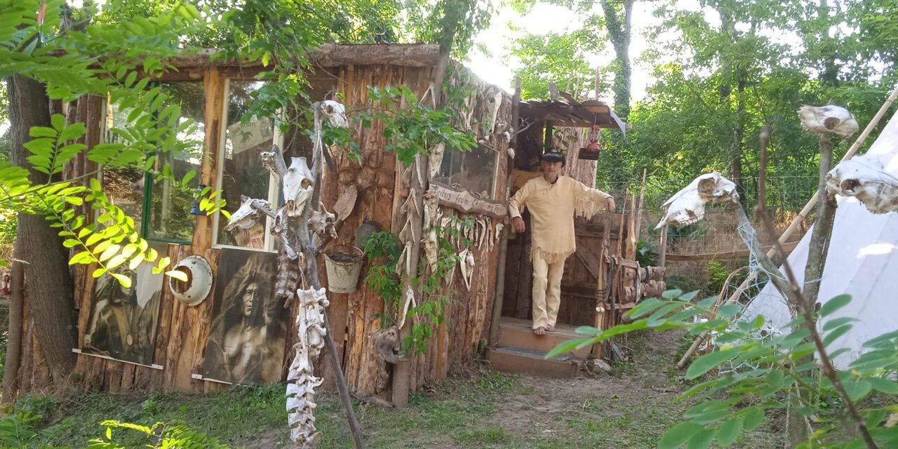 Westernfalut épített a Balatonnál egy német nyugdíjas (videóval)