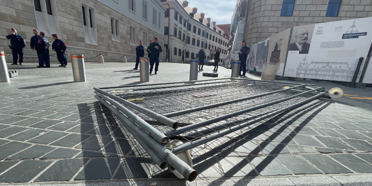 Kordont bontottak a Momentumosok és Hadházy