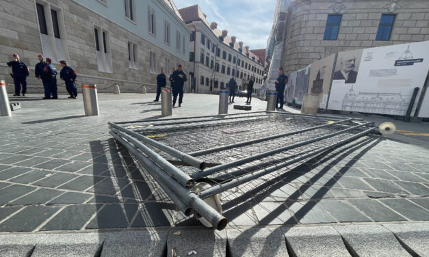 Kordont bontottak a Momentumosok és Hadházy