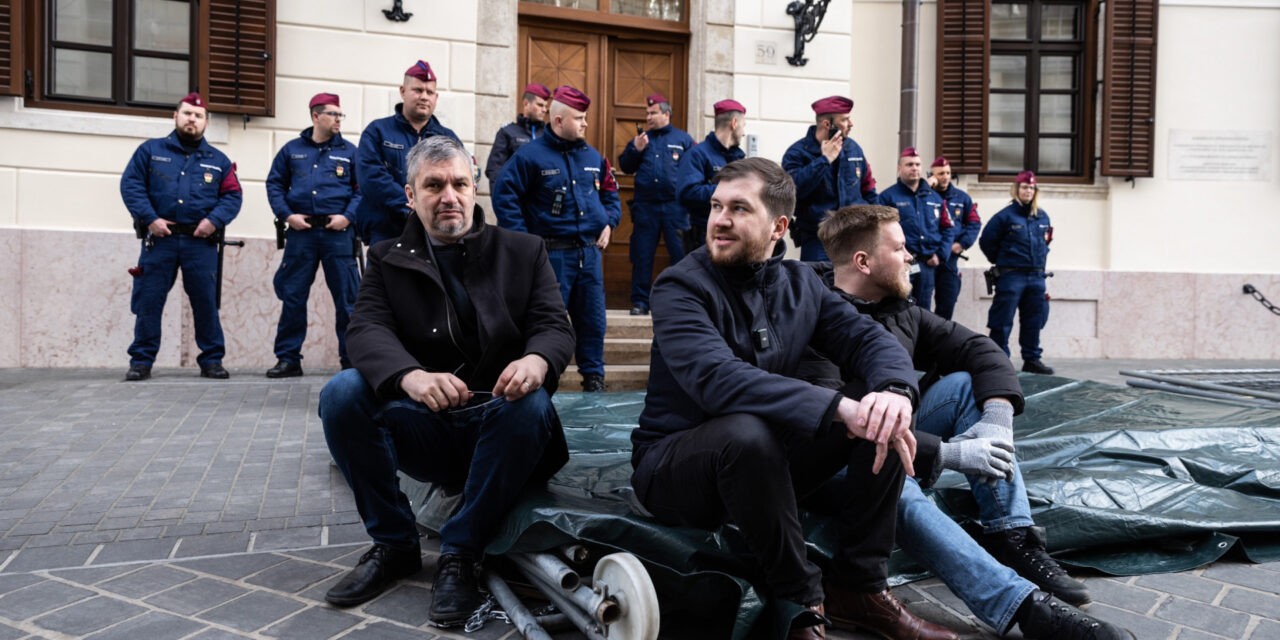Hadházy és a Momentum ismét elbontotta az Orbán Viktor munkahelyét őrző kordont