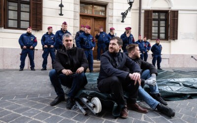 Hadházy és a Momentum ismét elbontotta az Orbán Viktor munkahelyét őrző kordont