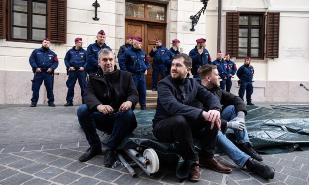 Hadházy és a Momentum ismét elbontotta az Orbán Viktor munkahelyét őrző kordont