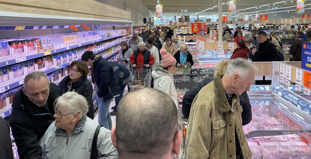 Megrohamozták a vásárlók a zentai Lidl üzletét (képek)