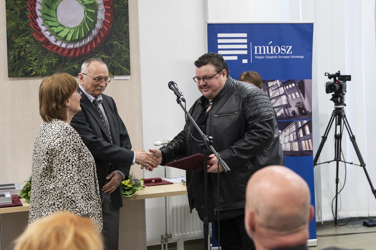 Németh Zoltán nevében Máriás Endre, a Vajdasági Magyar Újságíró Egyesület elnöke vette át a díjat (Fotó: muosz.hu)