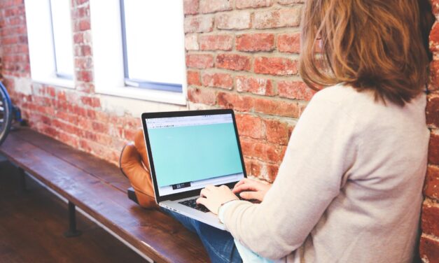 Elbocsátották, mert rendszeresen munkaidő előtt már bent volt a munkahelyén