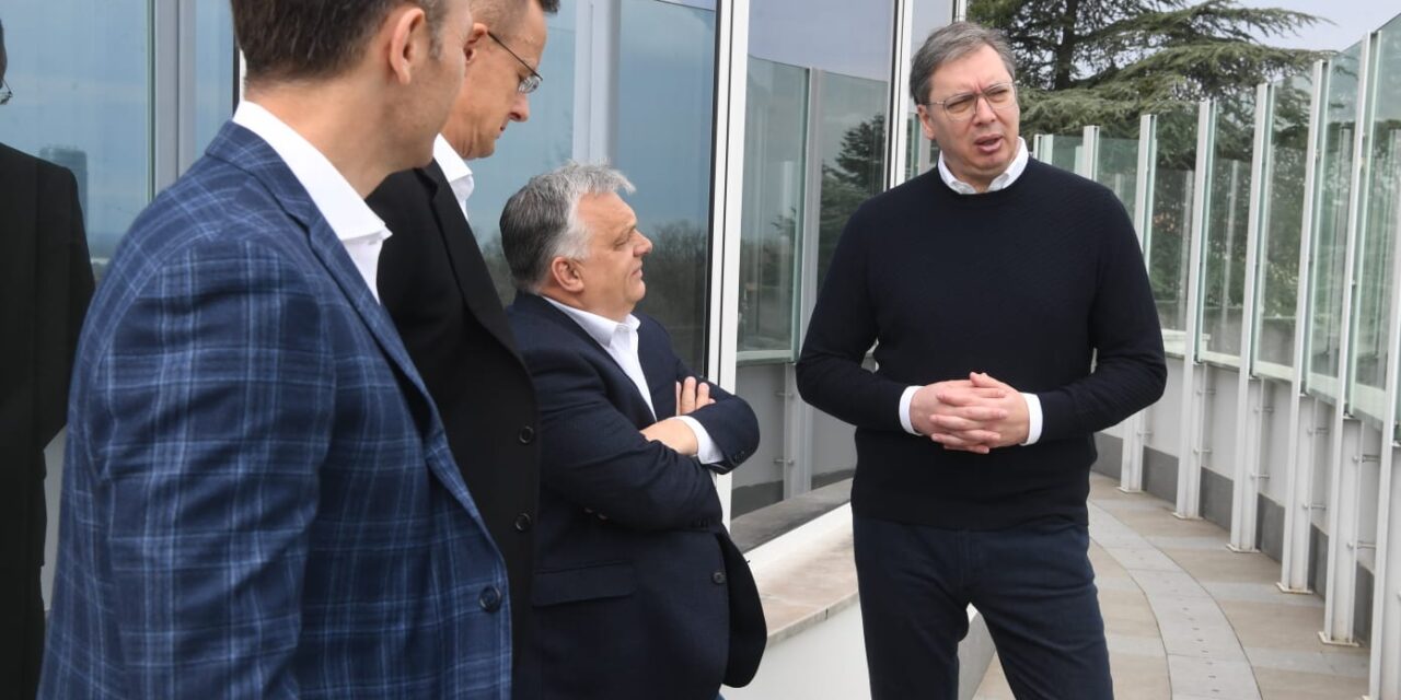 Szíjjártó: Magyarország és Szerbia segíti egymást