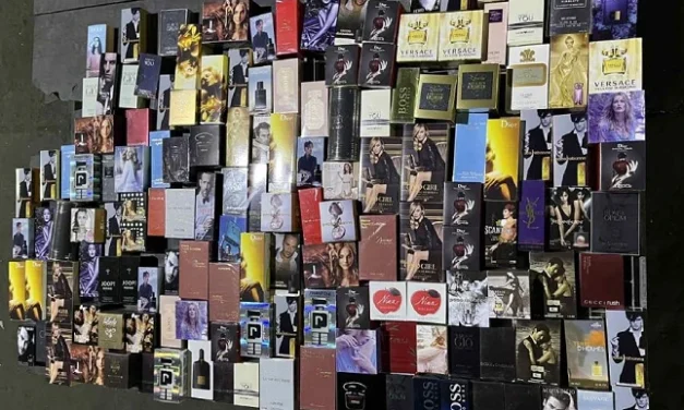 Több száz üveg hamisított parfümöt találtak a pénzügyőrök Röszkénél