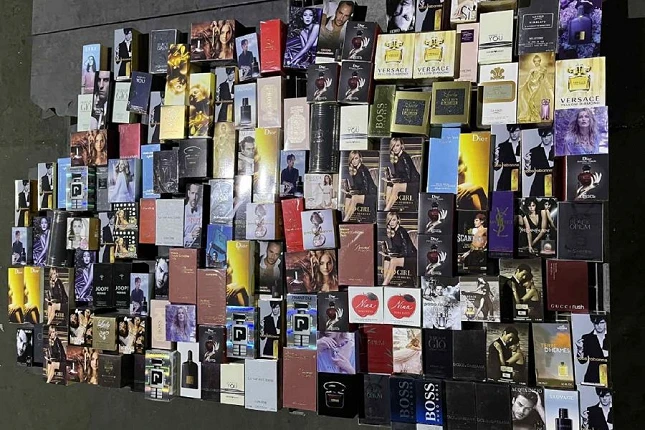 Parfümöket és nagy mennyiségű lábbelit foglaltak le Szabadkán egy futárszolgálat raktárában