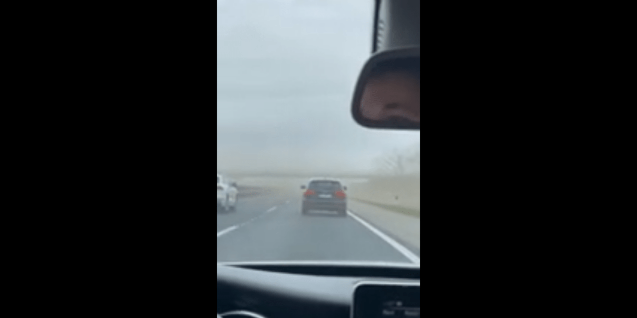 Szerdán ugyanolyan porvihar alakult ki az M1-es autópályán, mint a szombati tömegbaleset idején (Videó)