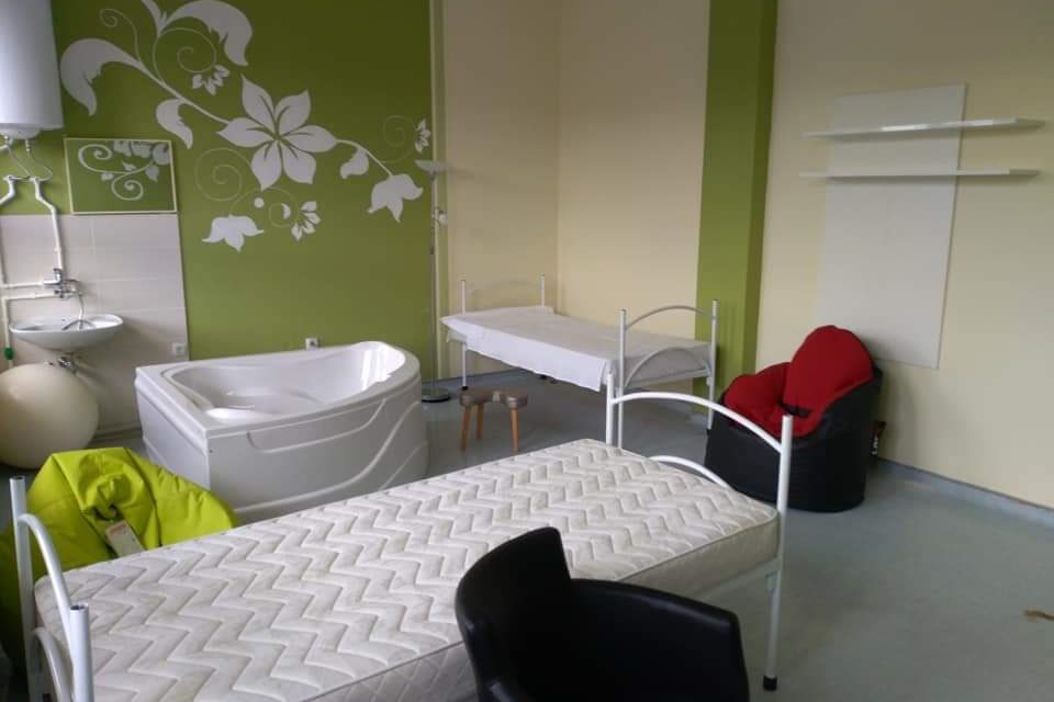 <span class="entry-title-primary">Felszámolták a vajúdószobát a topolyai szülészeten</span> <span class="entry-subtitle">Előbb a kádat szerelték ki, majd teljesen átrendezték a helyiséget – Topolyai egészségház: Az elmúlt két évben egy kismama sem vajúdott itt</span>