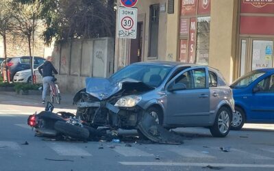 Autóval karambolozott, nagyon súlyosan megsérült a motoros