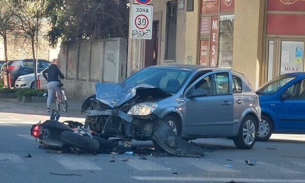 Autóval karambolozott, nagyon súlyosan megsérült a motoros