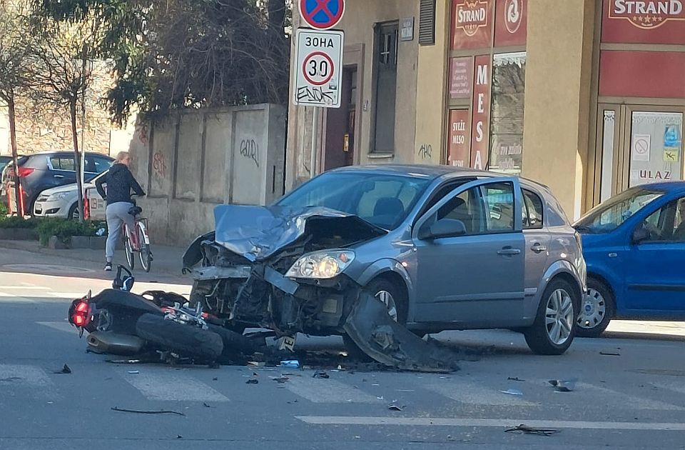Autóval karambolozott, nagyon súlyosan megsérült a motoros