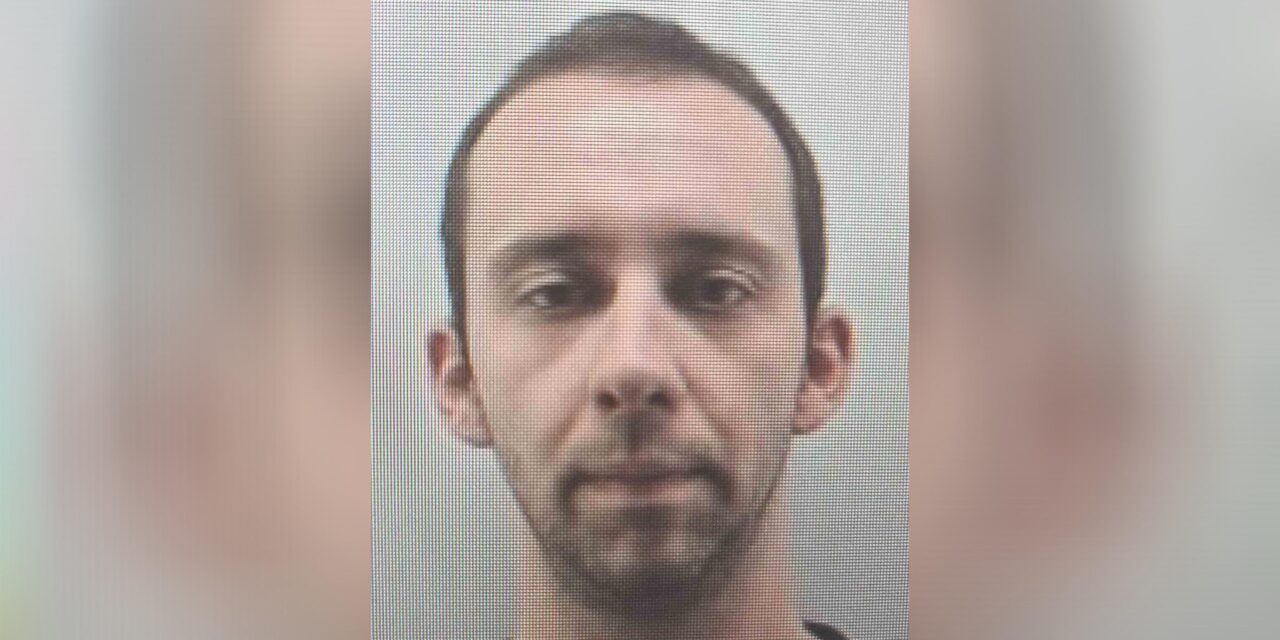 Letartóztatták az apát, aki évekig egy lakásban tartotta fogva 8 éves kislányát