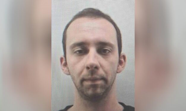 Letartóztatták az apát, aki évekig egy lakásban tartotta fogva 8 éves kislányát