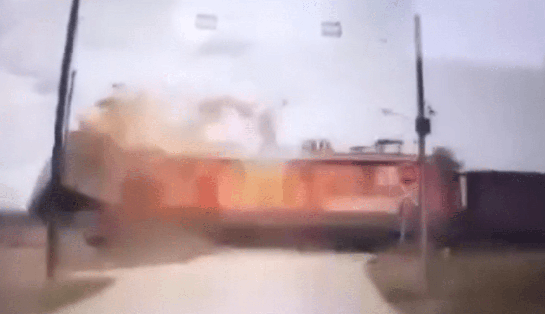 Videón amikor a tehervonat a teherautónak ütközik (Csak erős idegzetűeknek!)