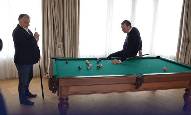Barátságos biliárd meccset játszott Belgrádban Vučić és Orbán