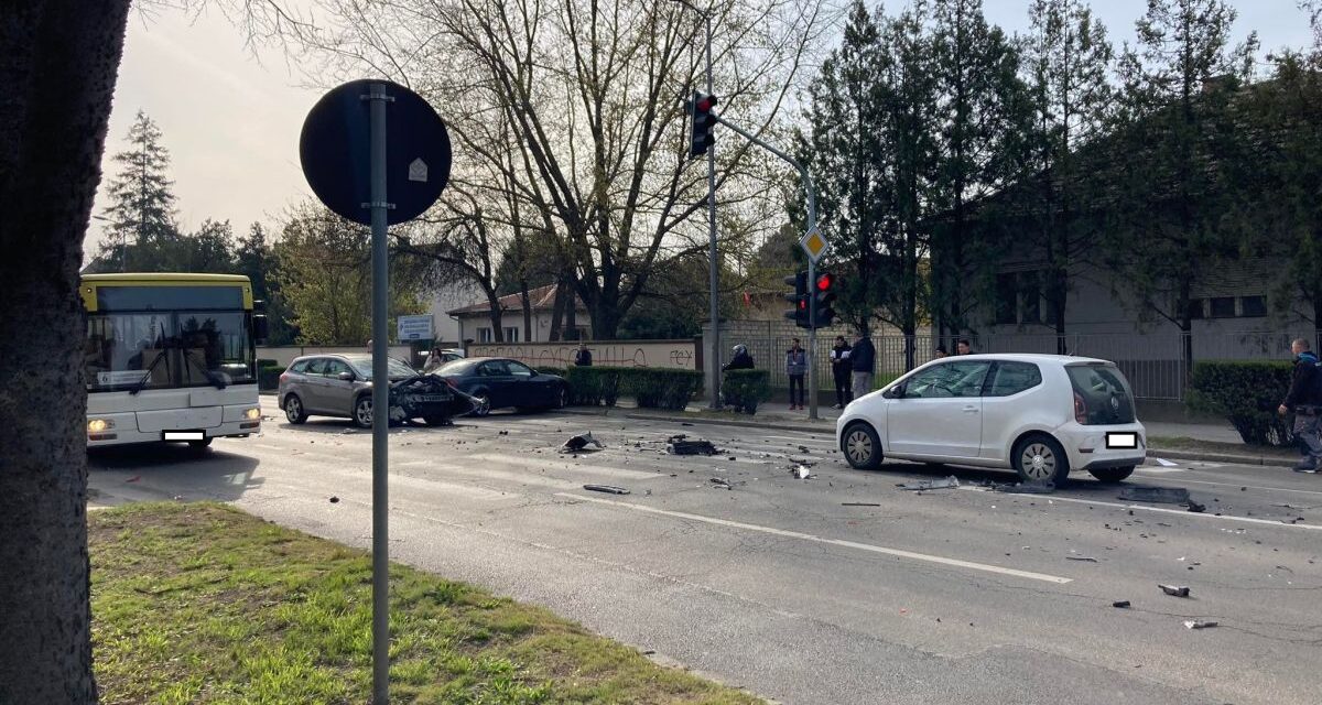 Több autó és egy teherautó ütközött Szabadkán