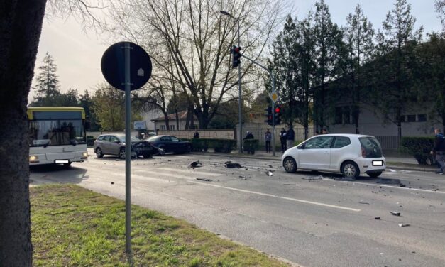 Több autó és egy teherautó ütközött Szabadkán