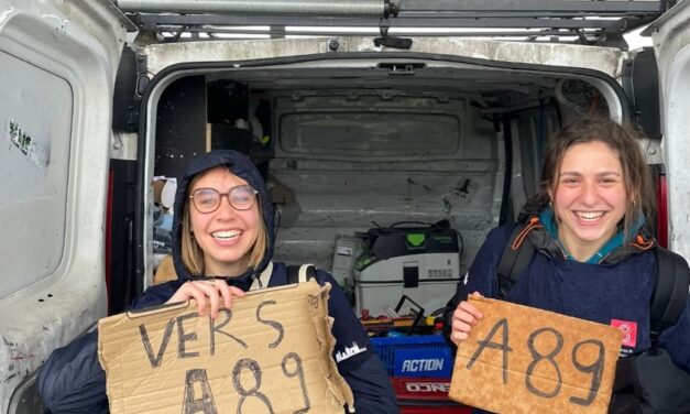 Budapestre stoppoltak a francia diákok