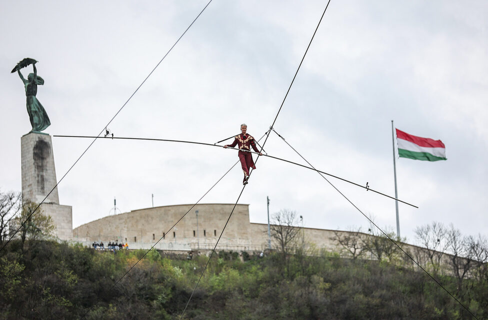 <span class="entry-title-primary">Hatalmas szenzáció Budapesten</span> <span class="entry-subtitle">Drótkötélen sétált át a Duna felett a magyar artista</span>