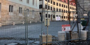 Közterületből magánterület, egyetlen tollvonással. Hogy lehetne „magánterület" a budavári miniszterelnöki és kzötársasági elnöki hivatal!? (Fotó: Szappanos Veronika/SZMSZ)