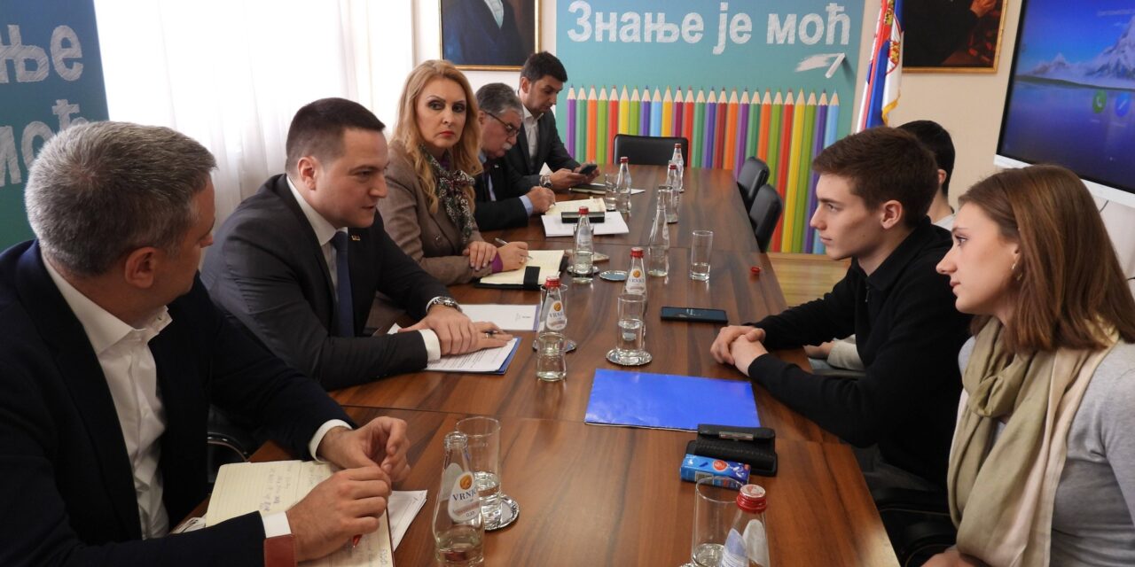 Középiskolások a tanügyminiszternek: Azért vagyunk itt, hogy segítsünk Önnek