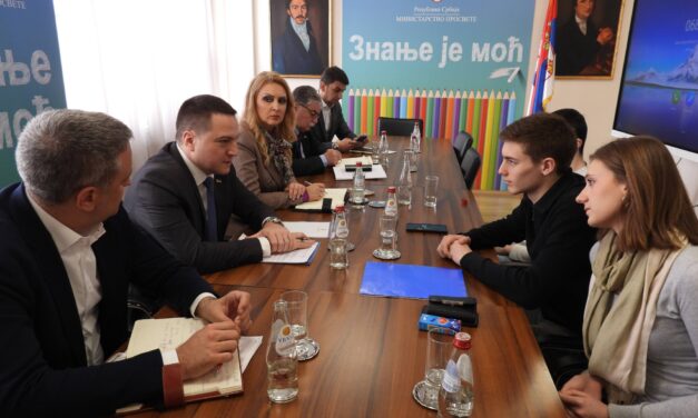 Középiskolások a tanügyminiszternek: Azért vagyunk itt, hogy segítsünk Önnek