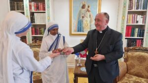 Dodë Gjergji prizreni és pristinai püspök szerzetes nővérek társaságában (Fotó: A püspök nyilvános Facebook-oldala)