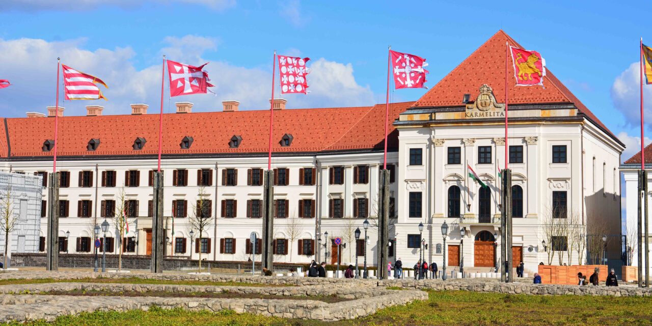 Magyar nem költözik be a Karmelitába