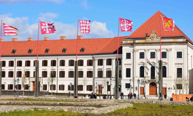 Magyar nem költözik be a Karmelitába