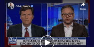 A képmutatás nagymestere és a kis magyar miniszterelnöki mindentudó: Tucker Carlson, az önbizonyított csaló (Fox) és Orbán Balázs, a karmelita rezsimsúgó (Képernyőfotó)