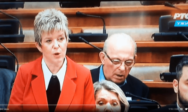 Békésen szundikált a nyugdíjaspárt képviselője Kovács Elvira felszólalása alatt (Videóval)