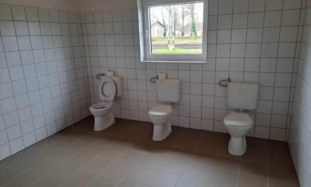 Válaszfal nélküli vécék a Novák Katalin által felavatott, 400 milliós turisztikai központban