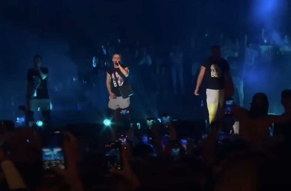 Tiltakoztak a szülők, amiért iskolájukban forgatott videóklipet a börtönviselt gengszter-celeb