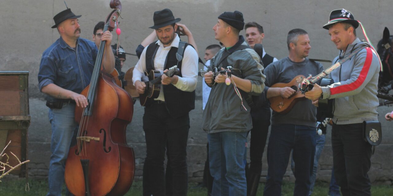 <span class="entry-title-primary">Hagyományőrző locsolkodás Csantavéren (videó)</span> <span class="entry-subtitle">Élő zenével és lovakkal érkeztek a locsolók</span>